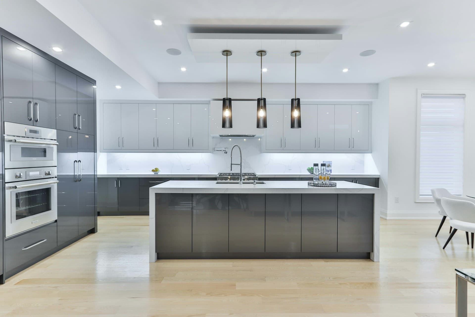 Cocina minimalista moderna con líneas limpias y superficies sin manijas en Santo Domingo República Dominicana