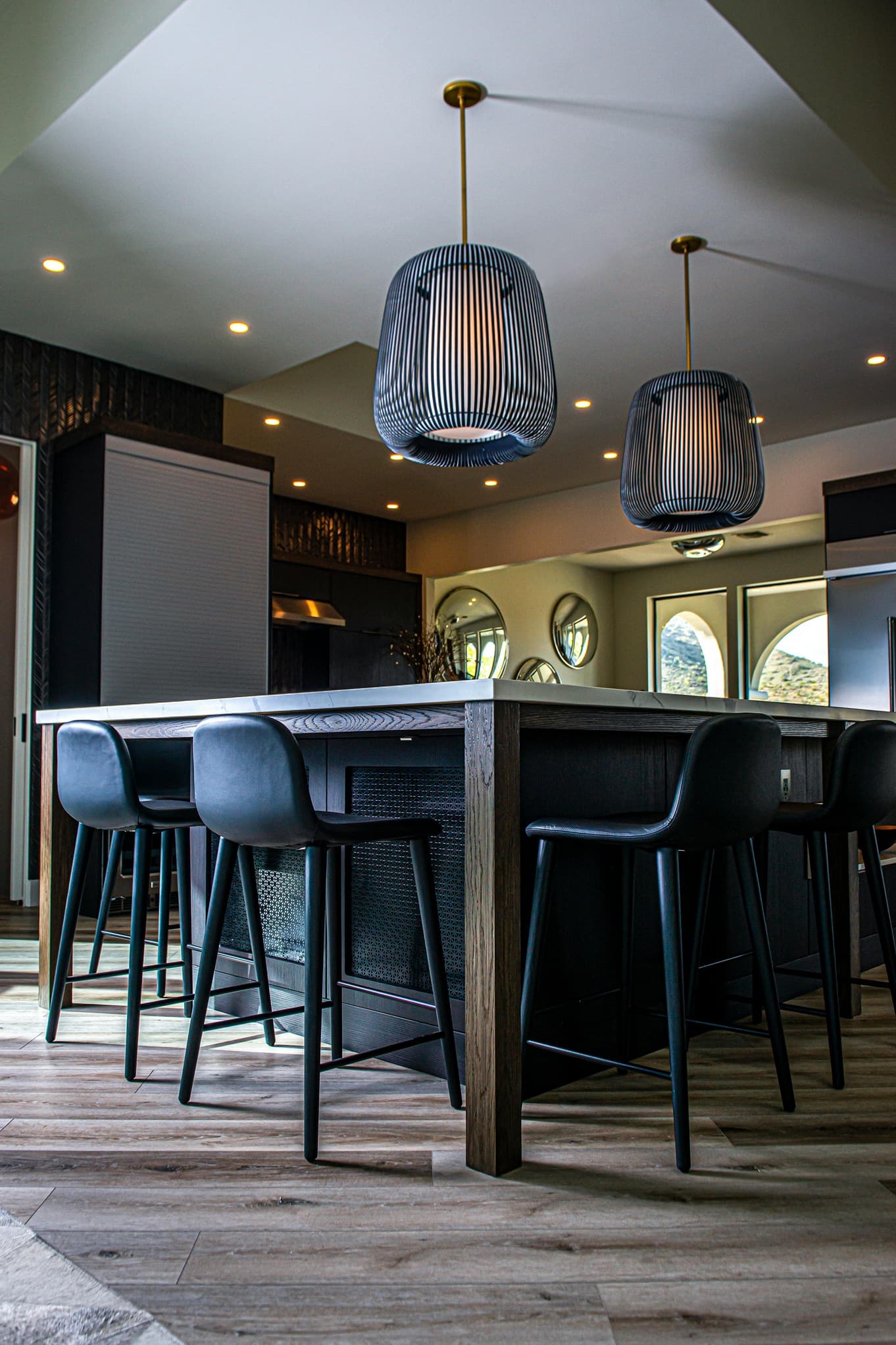 Cocina americana blanca integrada con comedor moderno