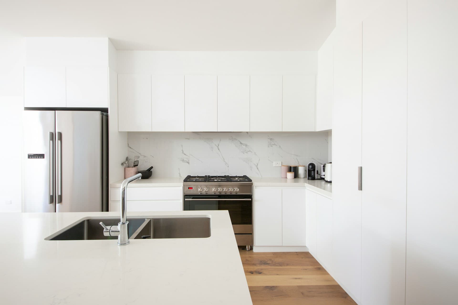 Cocina minimalista sin herrajes visibles