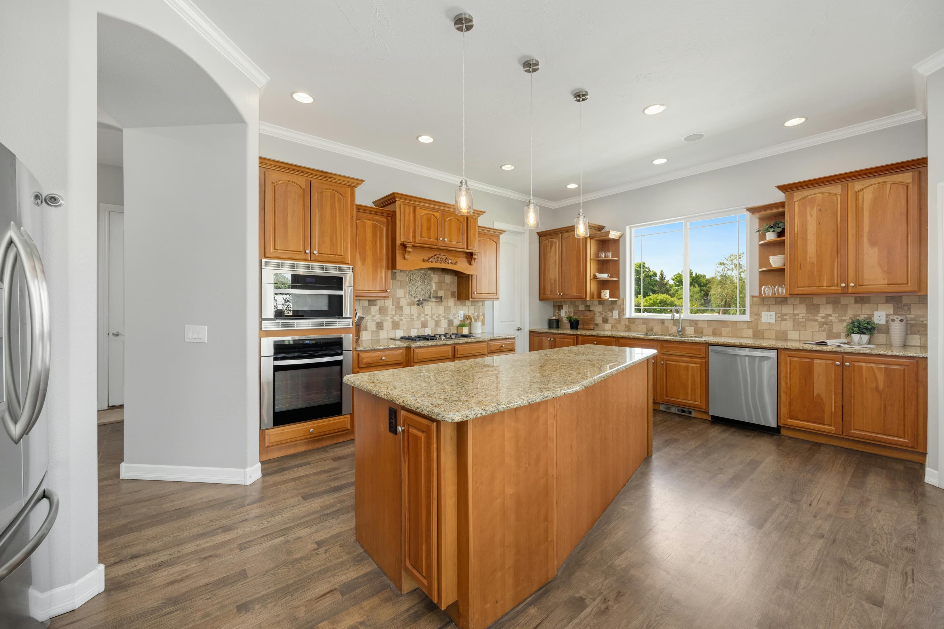Cocina moderna en madera con isla