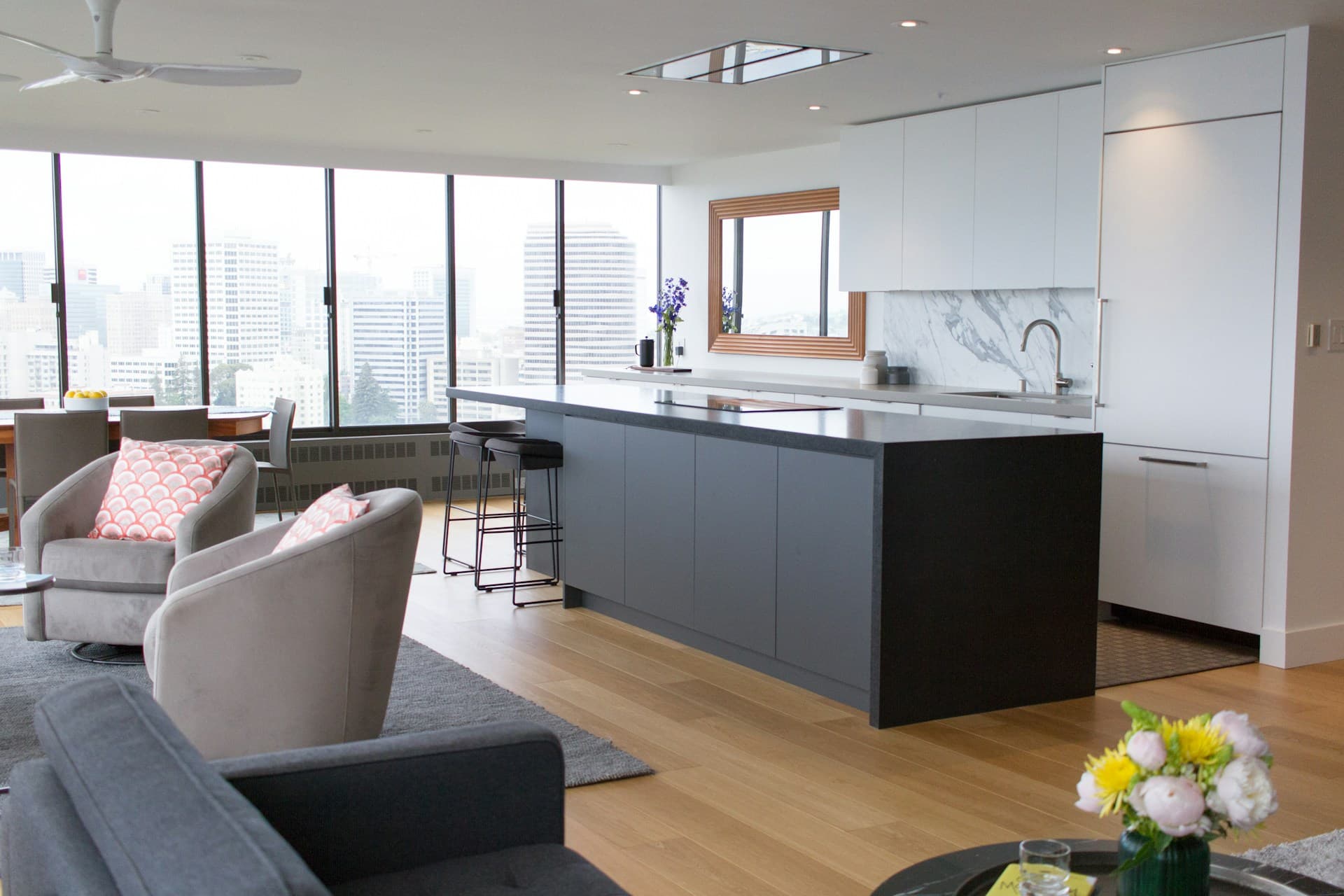 Cocina americana en madera con sala de estar integrada