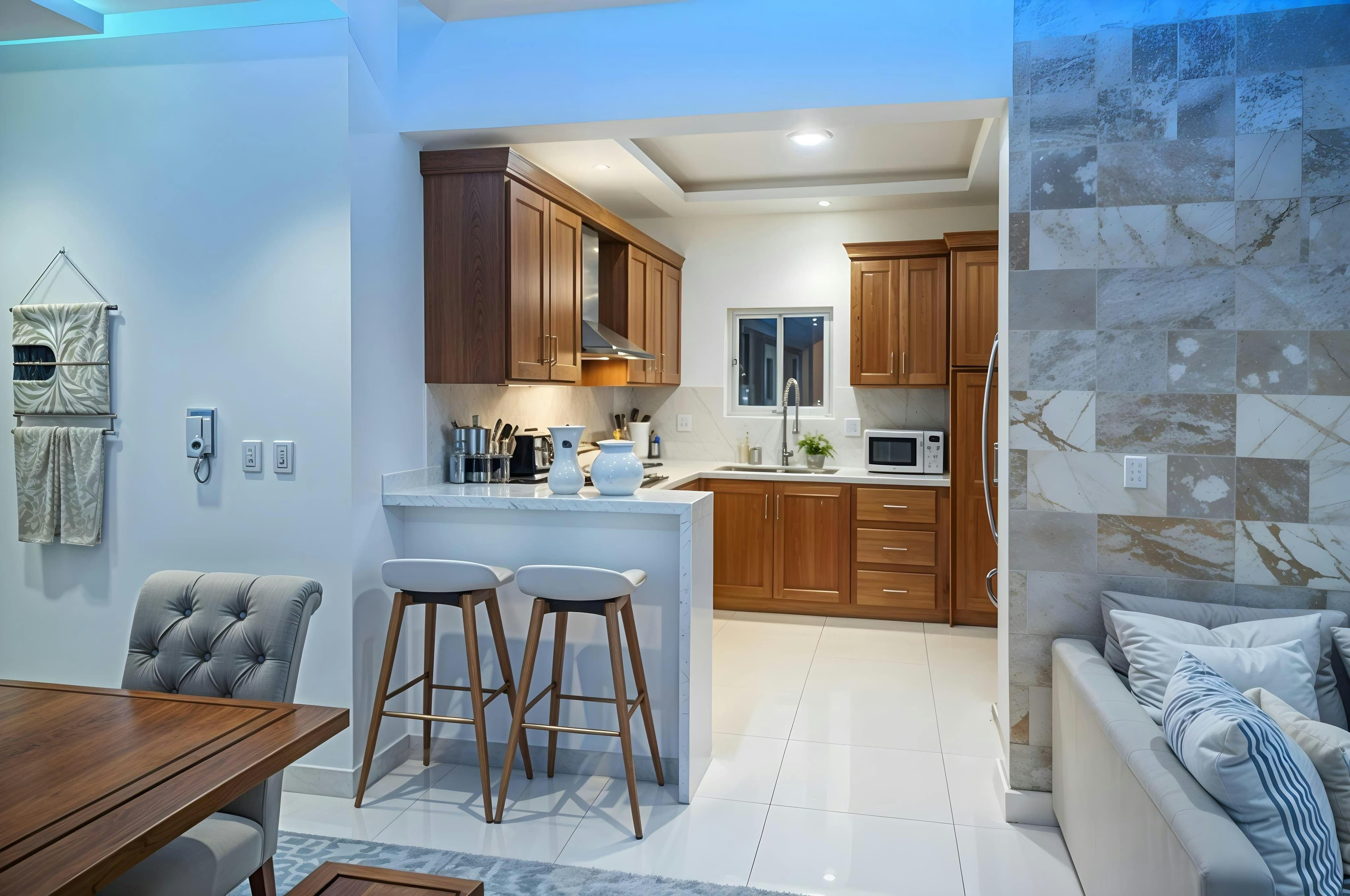 Cocina con taburetes y barra